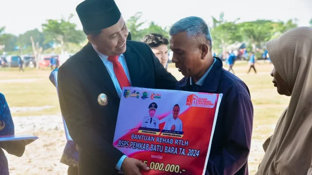 Pj. Bupati Batu Bara Serahkan Bantuan Bedah Rumah pada Peringatan Hari Pahlawan