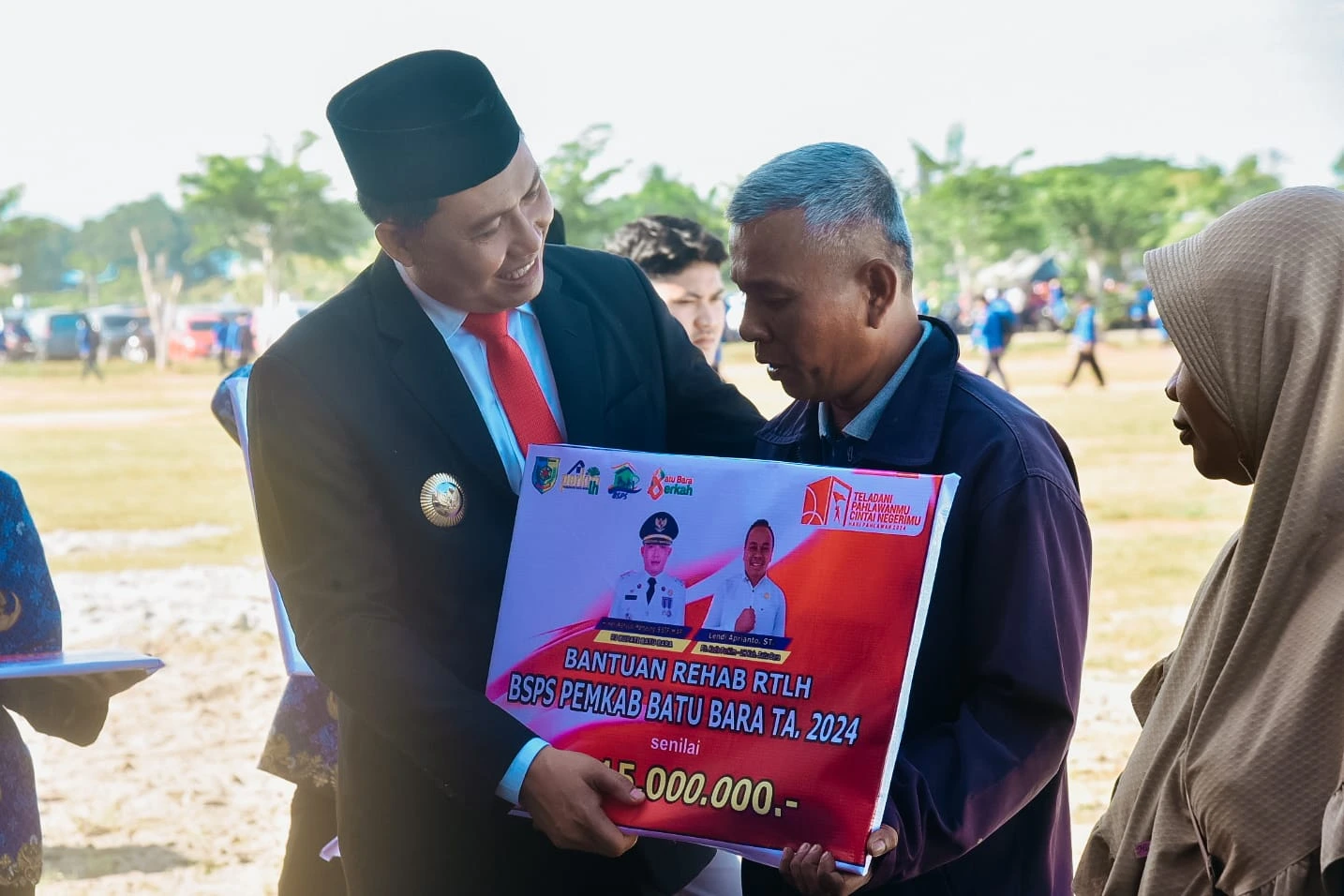 Pj. Bupati Batu Bara Serahkan Bantuan Bedah Rumah pada Peringatan Hari Pahlawan