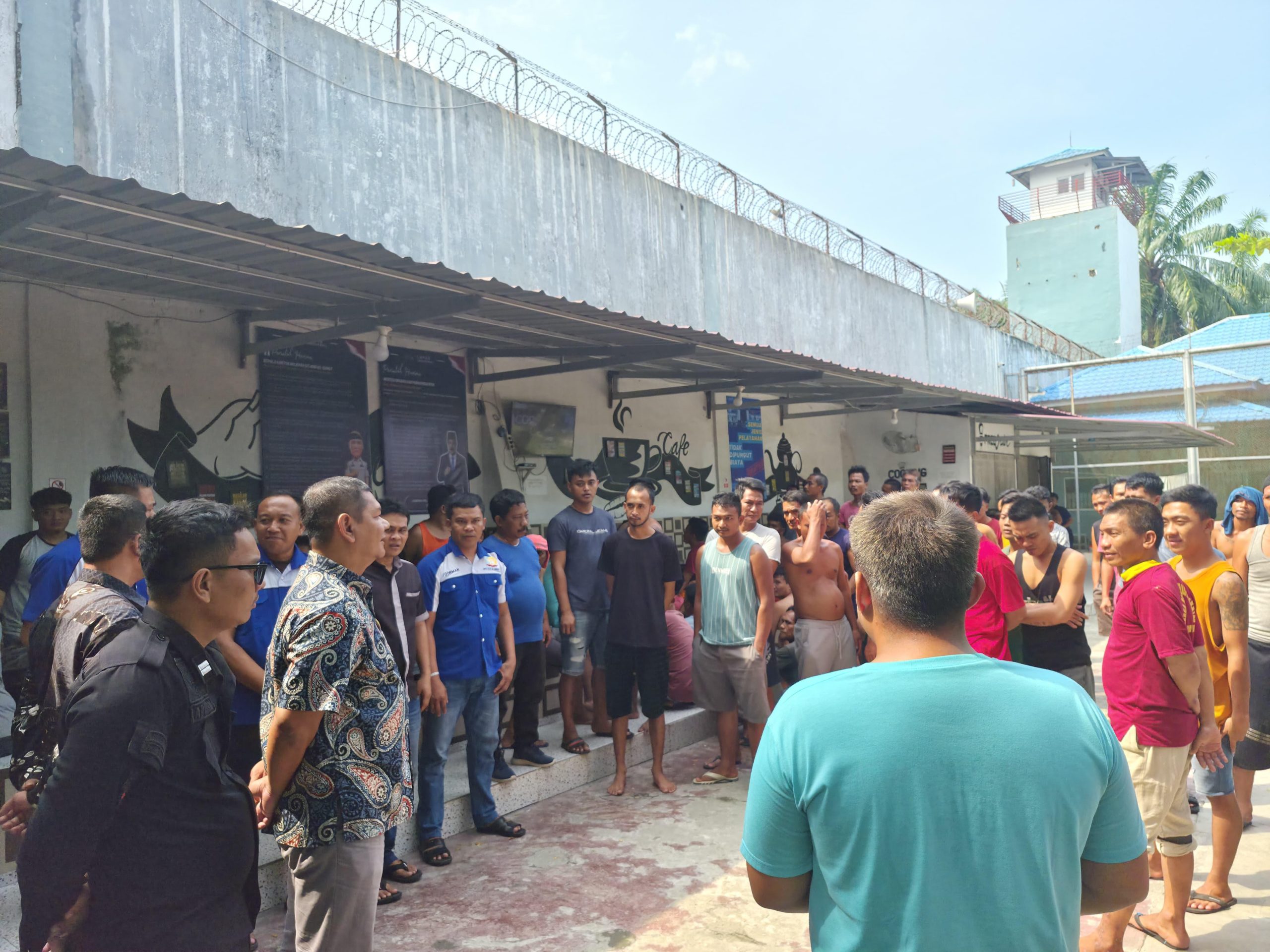 Komitmen Pelayanan Prima, Kalapas Labuhan Ruku Cek Wartelsuspas dan Berinteraksi dengan Warga Binaan