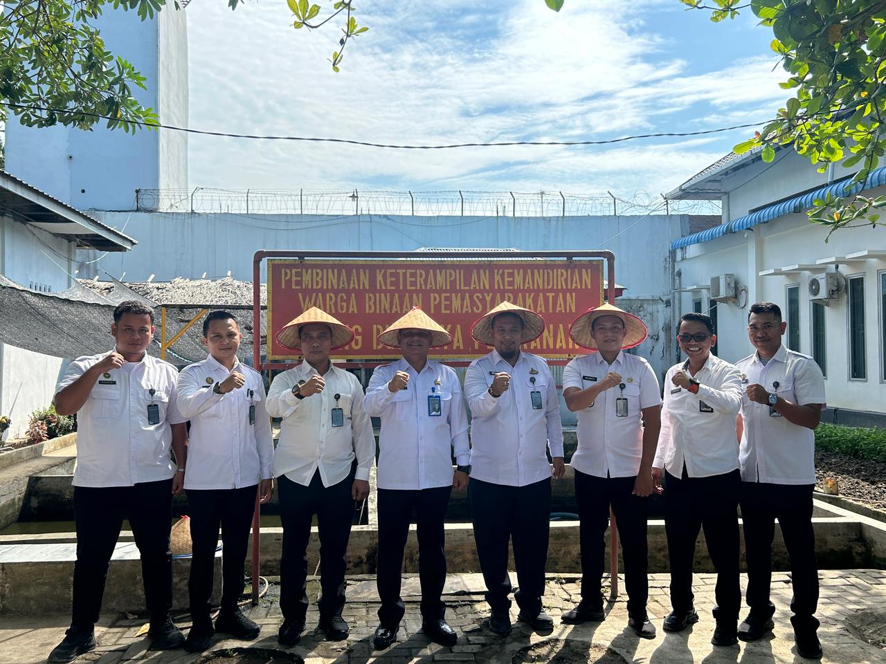 Wujudkan Kemandirian Warga Binaan, Lapas Labuhan Ruku Tebar 10.000 Benih Ikan Lele