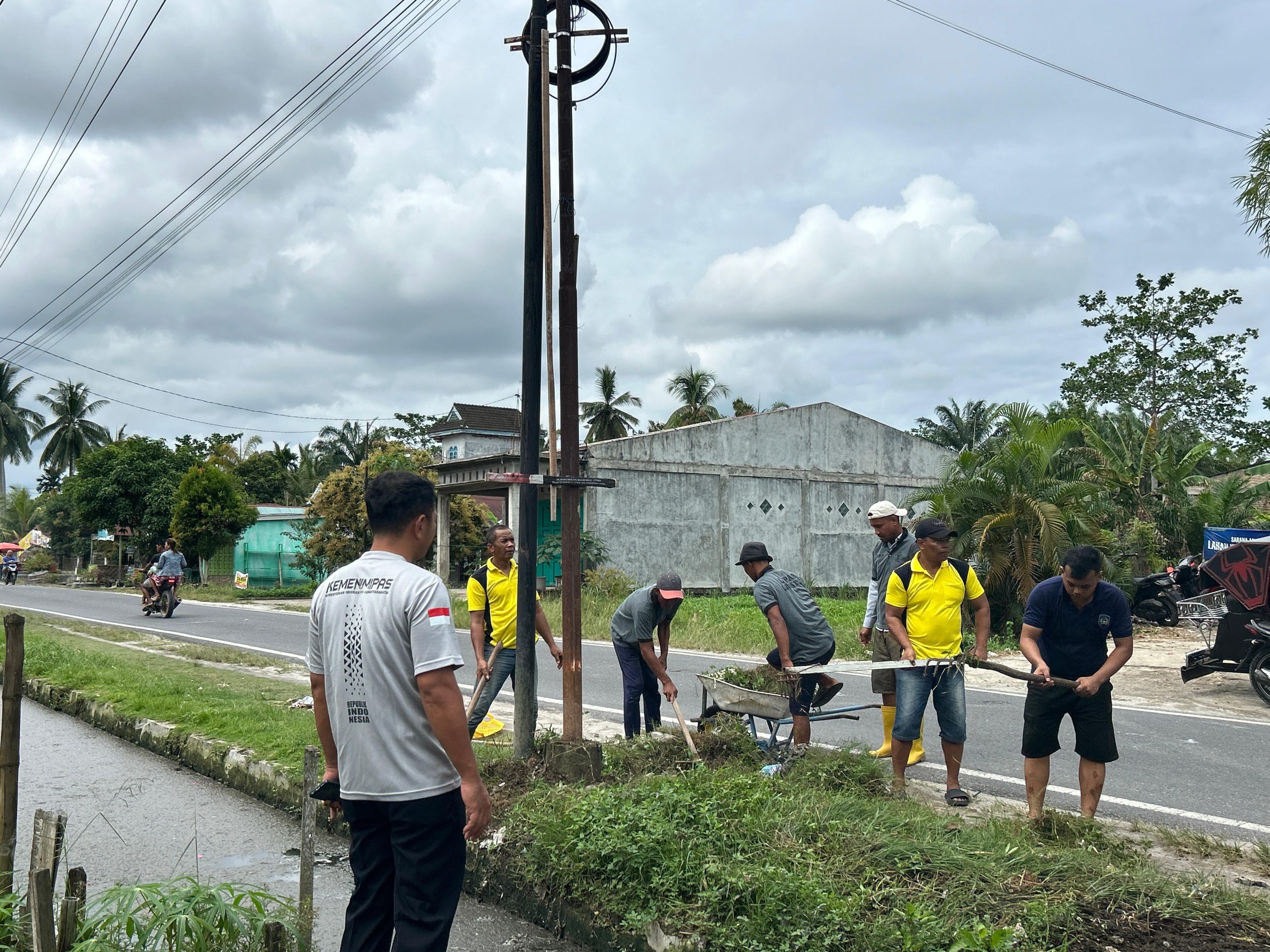 Sambut Ramadan dengan Bersih-Bersih, Kalapas Labuhan Ruku Pimpin Langsung Gotong Royong Lingkungan hingga Musholla