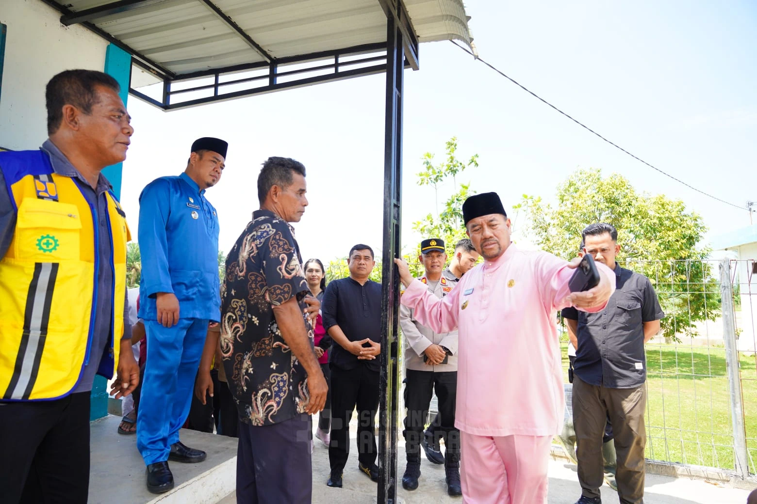 Bupati Baharuddin Tinjau Langsung Pembangunan Penahan Tanah dan Bendungan Tanah Merah
