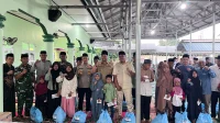 Bupati Baharuddin Serahkan Bantuan untuk Masjid dan Anak Yatim Bupati Baharuddin Serahkan Bantuan untuk Masjid dan Anak Yatim