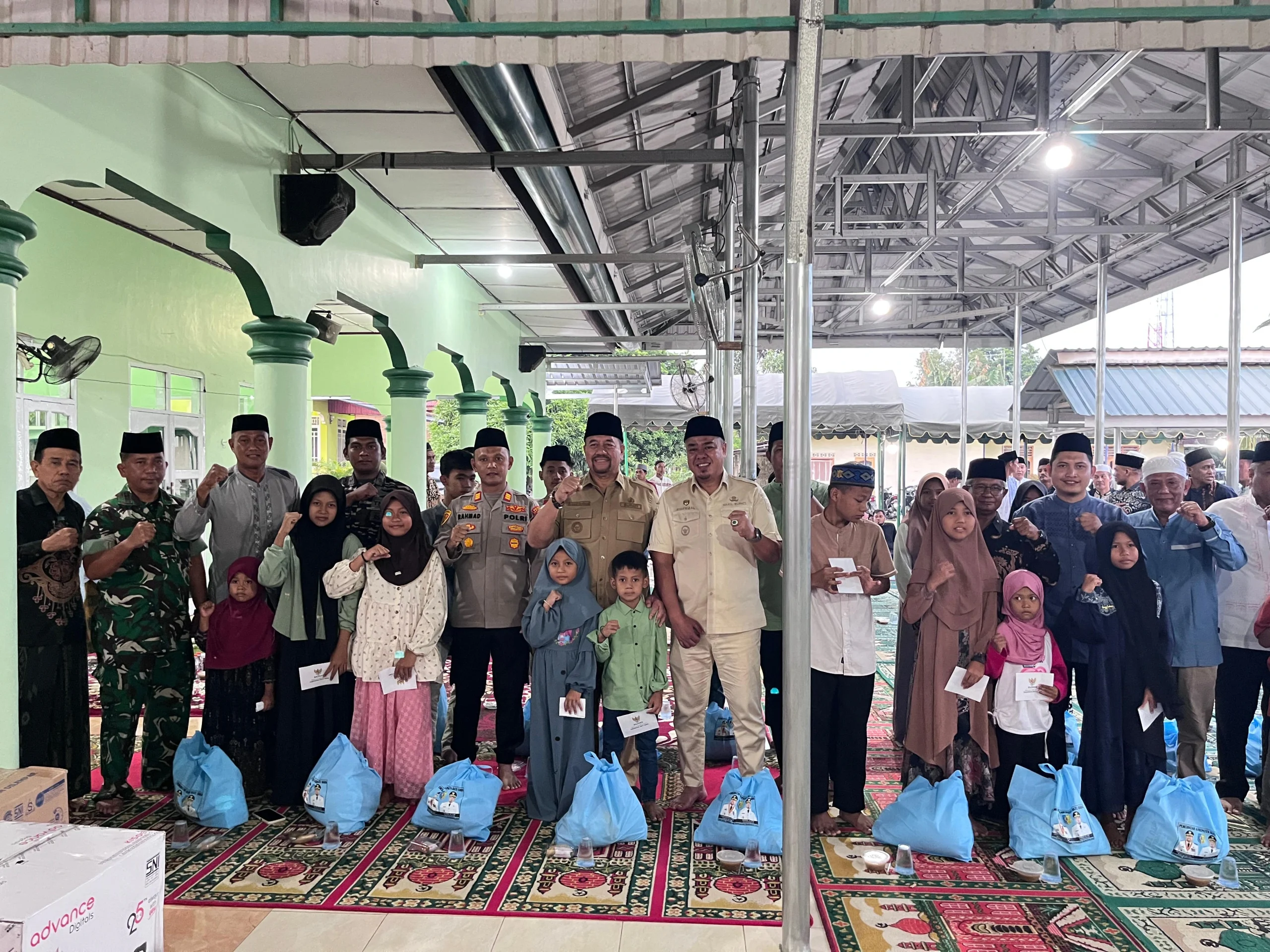 Bupati Baharuddin Serahkan Bantuan untuk Masjid dan Anak Yatim