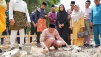 Bupati Batu Bara Letakkan Batu Pertama Pembangunan Rumah Tahfiz di Desa Pulau Sejuk Bupati Batu Bara Letakkan Batu Pertama Pembangunan Rumah Tahfiz di Desa Pulau Sejuk