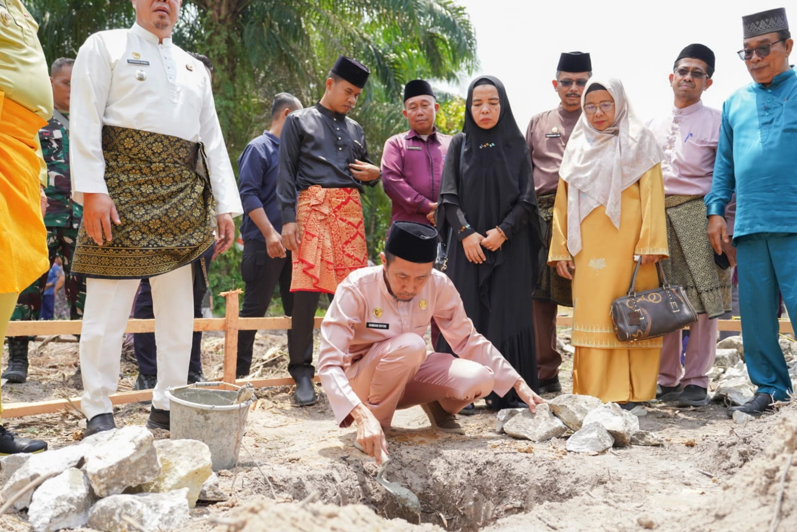 Bupati Batu Bara Letakkan Batu Pertama Pembangunan Rumah Tahfiz di Desa Pulau Sejuk