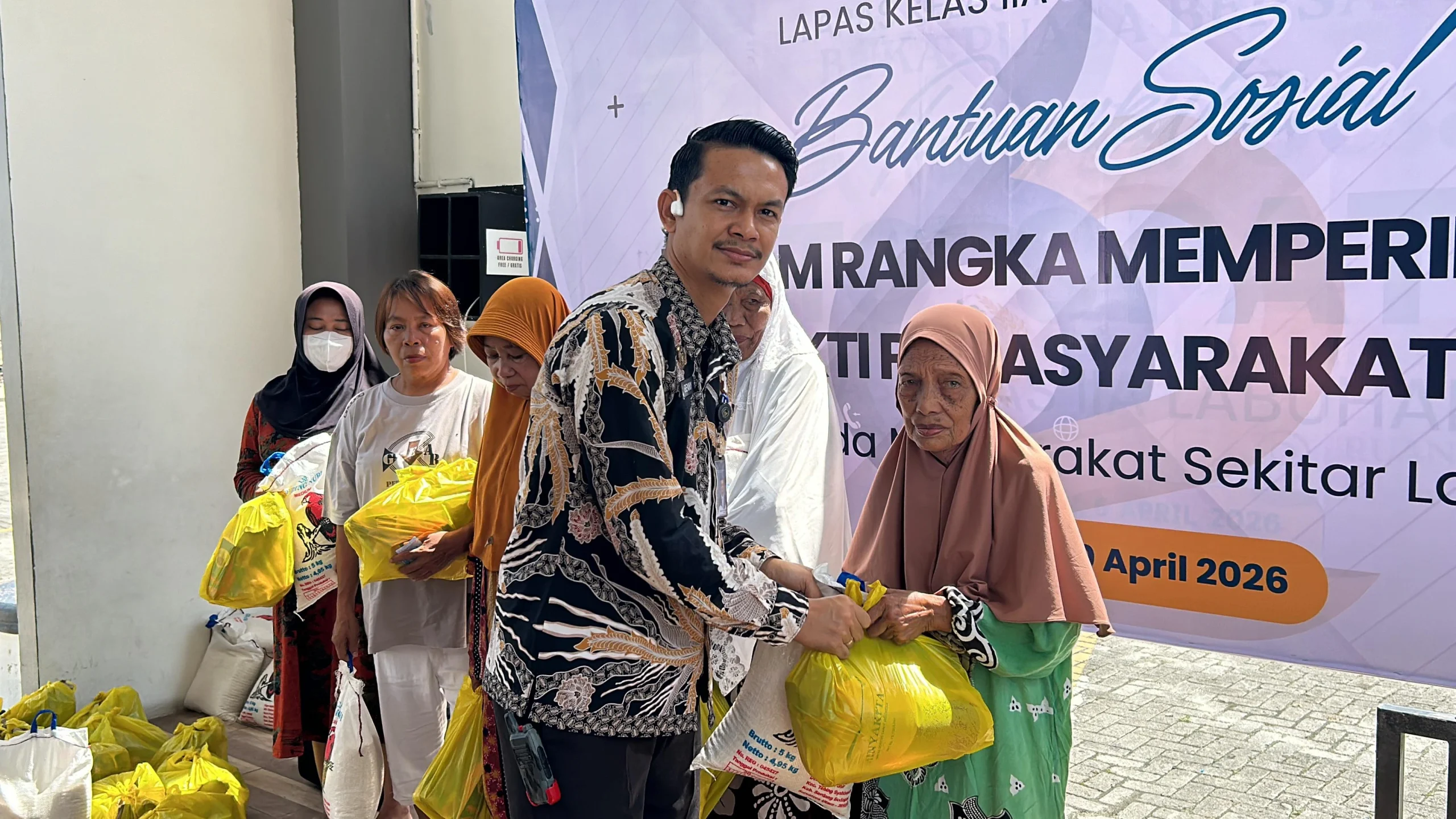 Wujud Kepedulian Sosial, Lapas Labuhan Ruku Salurkan Bantuan kepada Masyarakat dalam Rangka HBP ke-62