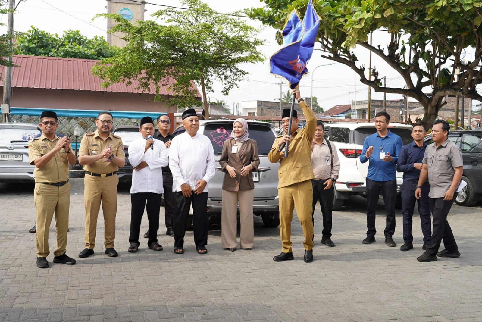 Lepas Peserta Manasik Haji Akbar Bank Sumut, Wabup Syafrizal Tekankan Kesiapan Fisik Jemaah