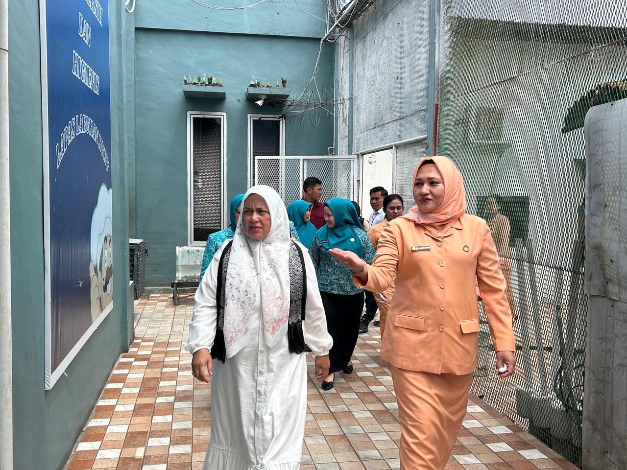 Dukung Kemandirian Warga Binaan, Ketua TP PKK Batu Bara Serahkan Bantuan Alat Tenun di Lapas Labuhan Ruku