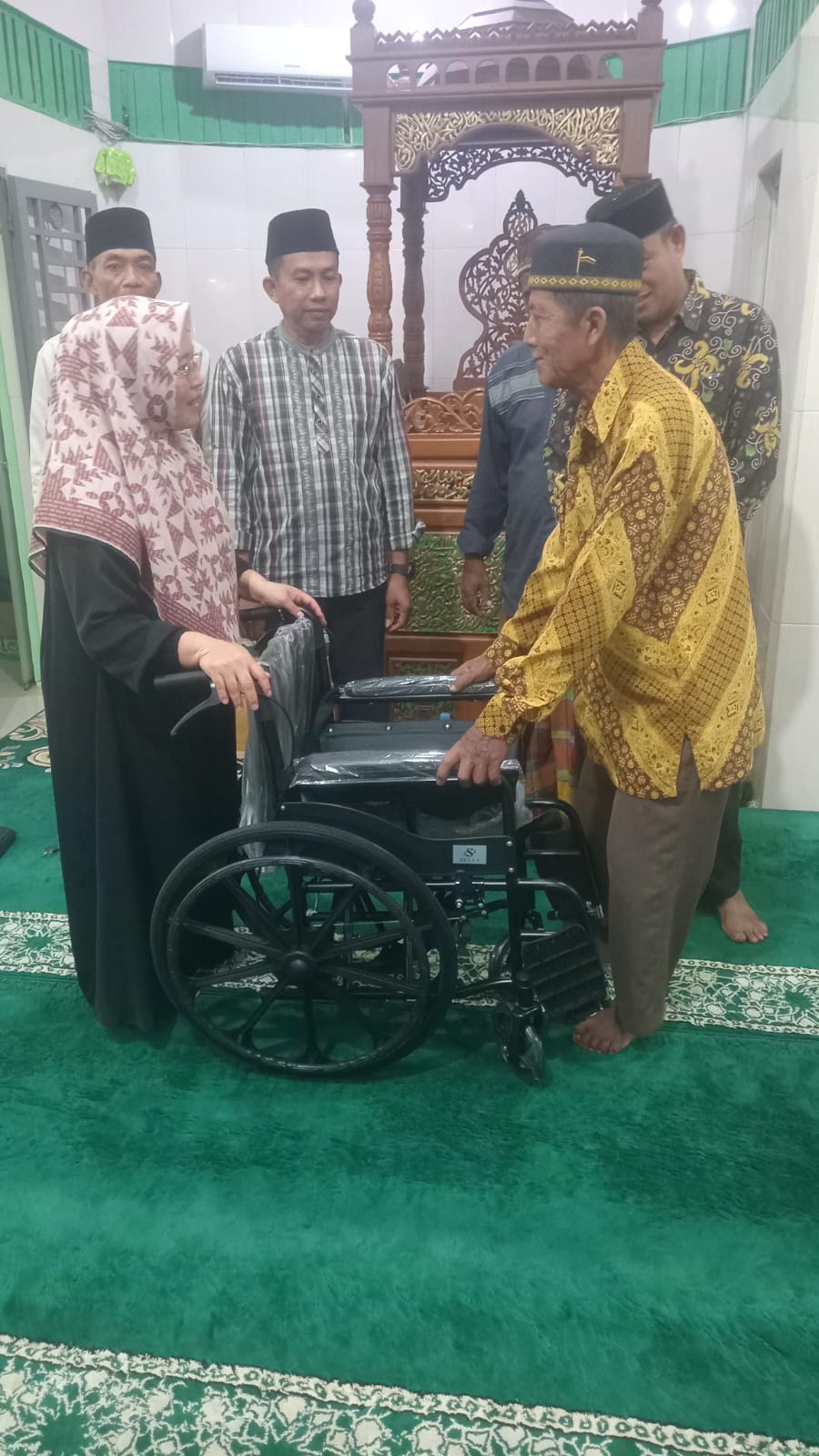 Dinsos P3A Batu Bara Serahkan Berbagai Alat Bantu untuk Penyandang Disabilitas