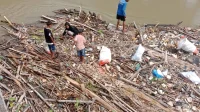 Rumah Relawan Gelar Aksi Bersih Sungai di Kecamatan Medang Deras