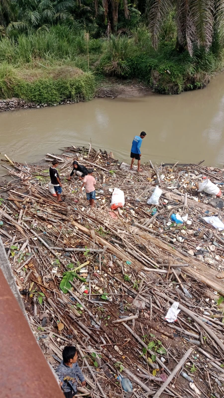 Rumah Relawan Gelar Aksi Bersih Sungai di Kecamatan Medang Deras