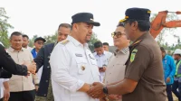 Bupati Batu Bara Pimpin Penanaman Mangrove dan Tinjau Pembangunan Kawasan Nelayan Modern Bupati Batu Bara Pimpin Penanaman Mangrove dan Tinjau Pembangunan Kawasan Nelayan Modern