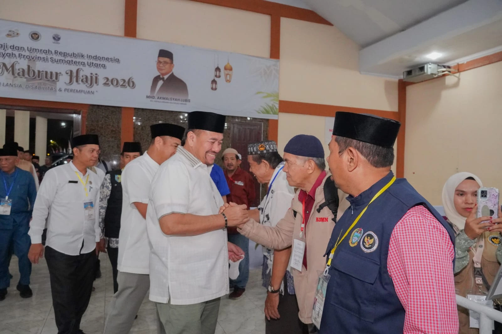 Bupati Batu Bara Sambut Kepulangan Jemaah Haji Kloter 4, Doakan Seluruh Jemaah Menjadi Haji Mabrur