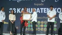 Bupati Baharuddin Siagian Raih Penghargaan Kementerian Hukum RI atas Komitmen Pelayanan Hukum di Batu Bara Bupati Baharuddin Siagian Raih Penghargaan Kementerian Hukum RI atas Komitmen Pelayanan Hukum di Batu Bara